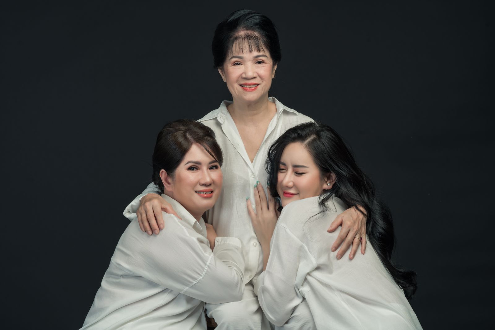 Người đẹp Quỳnh Anh Beauty khoe ảnh chụp chung với mẹ và bà nhân ...