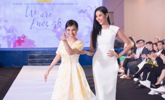 Á hậu Hoàng Thùy gây xúc động khi catwalk cùng bệnh nhân ung thư