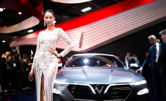 Á hậu Hoàng Thùy xuất hiện nổi bật tại Paris Motor Show