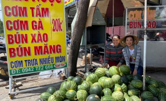 Á hậu Kim Duyên cùng ba mẹ tặng dưa hấu miễn phí tại Cần Thơ