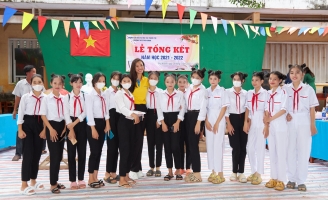 Á hậu Kim Duyên trao học bổng cho học sinh tại Bến Tre