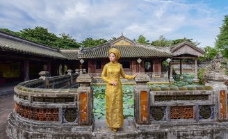 Á hậu Trang Thảo uy quyền trong trang phục áo dài 