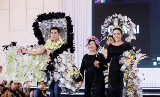 Á Vương Hoàng Phi Kha khoe body trong show diễn triển lãm hoa quốc tế 