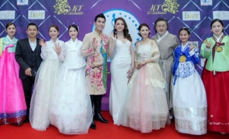 Á Vương Hoàng Phi Kha mặc áo dài làm giám khảo tại Hàn Quốc 