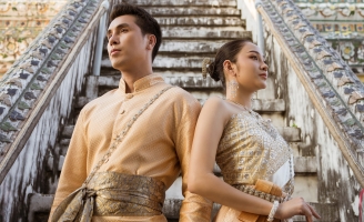 Á Vương Hoàng Phi Kha tung ảnh “tình bể bình” với bạn gái người Thái