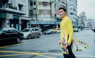 Á vương quốc tế Hoàng Phi Kha khoe áo dài Việt Nam trên đường phố Đài Loan