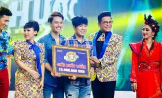 Akira Phan và Võ Tấn Phát lấy nước mắt Việt Hương trên sân khấu