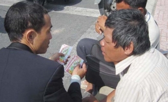 'Ăn cướp' vé số, xin đừng hại những người mù