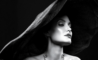 Angelina Jolie mắc chứng liệt cơ mặt