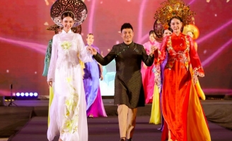 Áo dài của NTK Ngô Nhật Huy lông lẫy trên sân khấu chung kết Miss Xuân 2023 