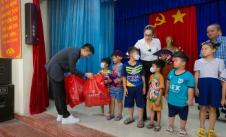 Bảo Hoàng và Hoàng My trao 150 phần học bổng sau khi thắng 300 triệu của Đấu trường siêu việt 