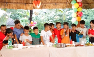 Bảo mẫu Hòa Minzy rơi nước mắt khi phải chia tay các cầu thủ nhí