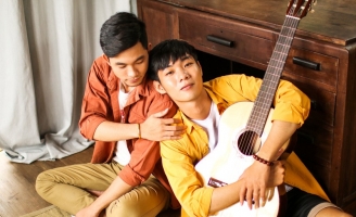 Bất ngờ với câu chuyện tình LGBT qua 