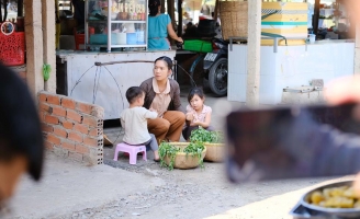 Bất ngờ với vai diễn đặc biệt của bà xã Lý Hải trong Lật Mặt: Nhà có khách