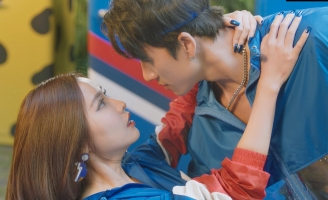 Bích Phương chào hè cùng màn khoe dáng nóng bỏng trong MV mới toanh