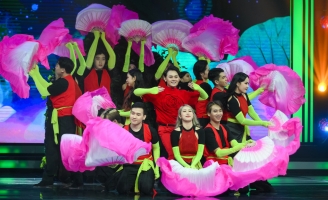 Biên đạo múa Poppy Nhật Liêm vừa múa, hát và cả rap khi hòa vào thiên nhiên Việt Nam