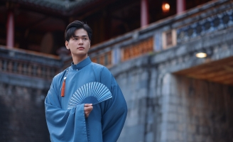 Brian tung bộ hình áo dài tại Huế
