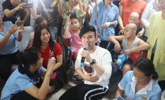 Ca sĩ Đan Trường khiến cả bệnh viện xúc động khi hát ca khúc “Quê hương”