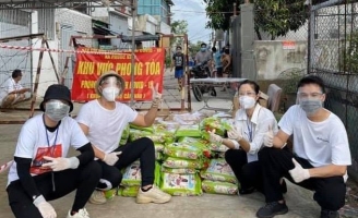 Ca sĩ Nguyên Vũ san sẻ khó khăn với bà con nghèo trong mùa đại dịch