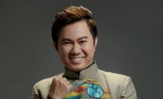 Ca sĩ Quốc Đại nặng tình cùng Đại sứ áo dài Việt Nam