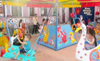 Cha mẹ Việt không dám rời mắt khỏi con hay cho con tự do?