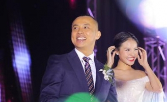 Chí Anh nói về cuộc sống bên vợ trẻ kém 20 tuổi