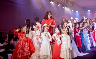 Choáng ngợp cùng show thời trang của NTK Phương Hồ