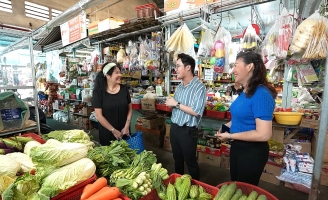 Cơm Nhà Việt Nam: Huỳnh Lập khiến mọi người bật cười trước tài trả giá “cực gắt” 
