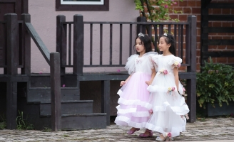 Con gái Xuân Lan thể hiện vai trò vedette tại Vietnam Junior Fashion Week