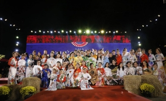 Đại sứ Áo dài Bảo Nguyên, Gia Huy, Minh Anh, Thiên Nga rạng ngời trên sân khấu 