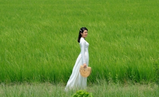  Đại sứ áo dài Bảo Nguyên trong vắt như sương mai trong áo dài Việt Hùng