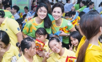 Đại sứ áo dài VN An Xinh, Bảo Nguyên mang yêu thương cho trẻ em mồ côi, khuyết tật