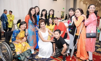 Dàn mẫu người khuyết tật múa vũ điệu xe lăn trong áo dài Việt Hùng