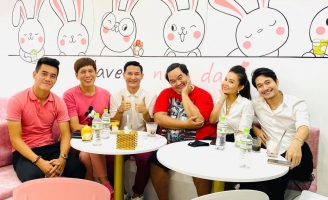 Dàn sao đến mừng Huy Khánh khai trương tiệm sữa chua trân châu mới