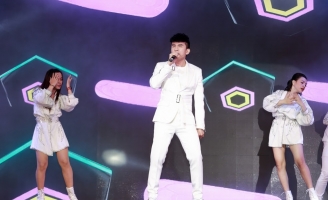 Đan Trường dẫn học trò đi ra mắt thương hiệu sữa rửa mặt mới