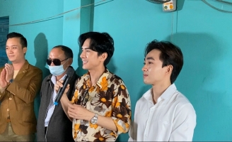 Đan Trường - Trung Quang giúp đỡ Hội người mù tại thị xã Điện Bàn
