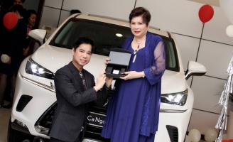 Danh ca Ngọc Sơn được mẹ tặng Lexus 3 tỷ nhân dịp sinh nhật