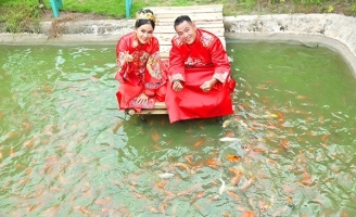 Đạo diễn Quyền Lộc khoe ảnh cưới lạ mắt kỉ niệm 8 năm tại phim trường Tây Thiên Cổ Quán