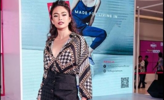 Diện áo xẻ sâu nóng bỏng, Mâu Thủy tự tin khoe chân dài hút mắt trong sự kiện 