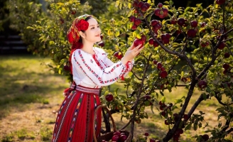 Diện trang phục truyền thống Ru-ma-ni, Lý Nhã Kỳ như một cô gái Châu Âu đầy quyến rũ