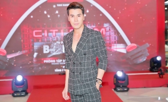 Diện vest lộ ngực săn chắc , Hoàng Phi Kha gây chú ý khi vừa bước chân trên thảm đỏ