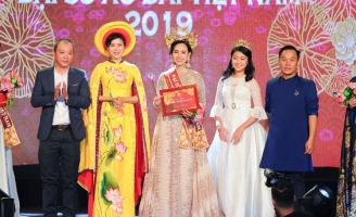 Doanh nhân đến từ Phú Quốc Bích Nhân xuất sắc đăng quang Đại sứ áo dài 2 bảng quý bà