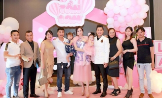 Đông đảo nghệ sĩ mừng thôi nôi con gái ca sĩ Lâm Vũ 