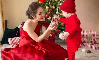 Dương Cẩm Lynh và con trai 2 tuổi chụp ảnh Giáng sinh