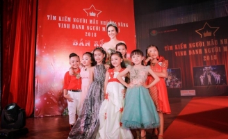 Dương Yến Phi xúc động khi được chấm thi các người mẫu nhí