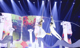 Duyên dáng bolero: Học trò MR Đàm chơi trội khi vừa du dây vừa hát