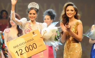 Dy Khả Hân nhận vương miện Hoa hậu Việt Nam Thế giới 2018