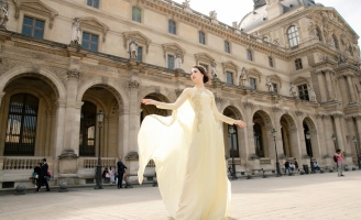 Giải vàng siêu mẫu Bùi Quỳnh Hoa diện thiết kế Ngô Nhật Huy giữa trời Âu