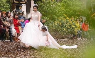 Hà Kiều Anh cùng con tỏa sáng tại sàn diễn Tuần lễ thời trang trẻ em Việt Nam Thu – Đông 2018 