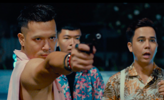 Hết hồn Trương Thế Vinh rượt đuổi đòi bắn Karik trong MV Người Lạ Ơi 